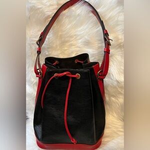 Louis Vuitton Neo Noe bucket bag in Epi Leather.